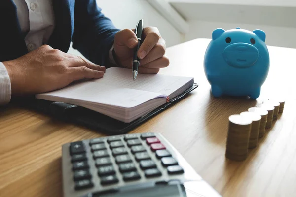 İş adamları her gün para .finance kavramı tutmak için hesaplamak .