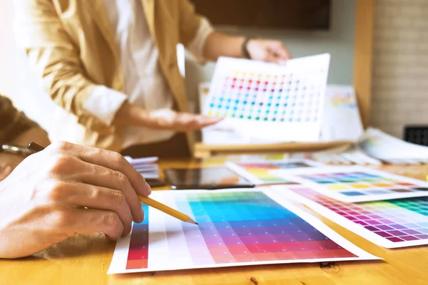 Grafik tasarımcıları, yaratıcı tasarım fikirleri ve grafik tasarımcılarının yaratıcı tasarımları için renk paletinden arkadaşlarına renkler sunar..