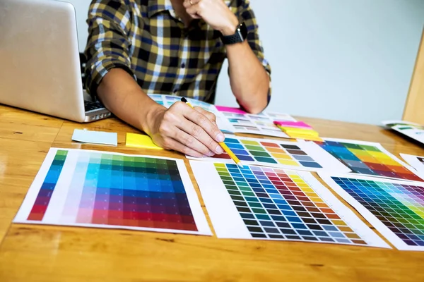 Projektanci Grafiki Wybierz Kolory Próbek Kolorów Zespołów Projektu Koncepcja Pracy — Zdjęcie stockowe