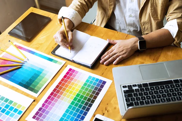 Grafiker Wählen Farben Aus Den Farbbändern Muster Für Design Designer — Stockfoto