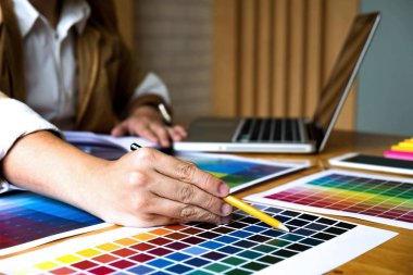 Grafik tasarımcıları tasarım için renk bantları örneklerinden renkleri seçin. Tasarımcı grafik yaratıcılık iş kavramı . 