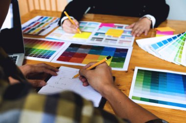 Grafik tasarımcıları tasarım için renk bantları örneklerinden renkleri seçin. Tasarımcı grafik yaratıcılık iş kavramı . 