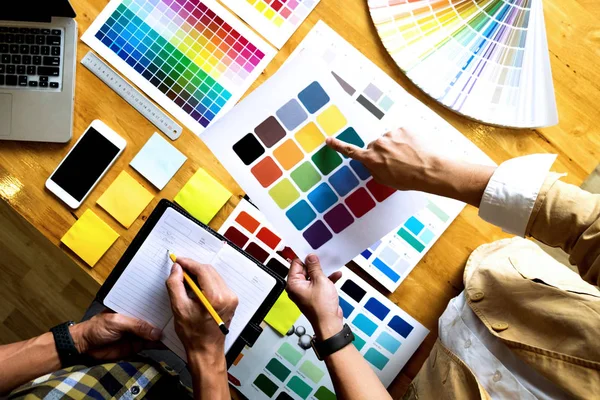 Los Diseñadores Gráficos Eligen Colores Las Muestras Bandas Color Para —  Fotos de Stock