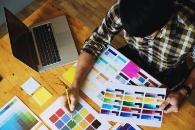 Grafik tasarımcıları tasarım için renk bantları örneklerinden renkleri seçin. Tasarımcı grafik yaratıcılık iş kavramı . 