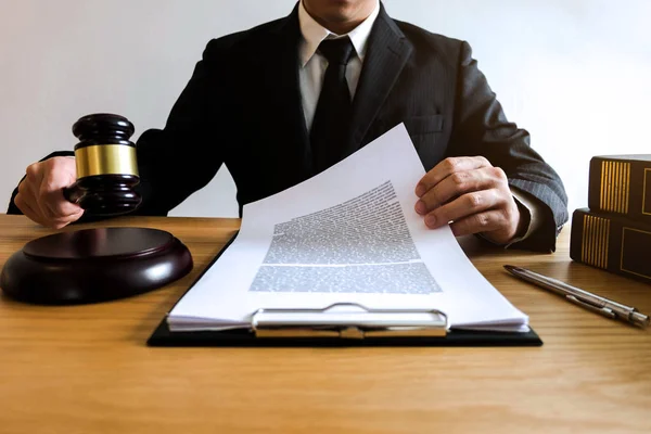 Advogado Que Trabalha Com Papéis Contratuais Mesa Escritório Advogado Consultor — Fotografia de Stock