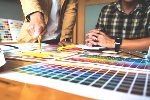 Grafiker Wählen Farben Aus Den Farbbändern Muster Für Design Designer — Stockfoto