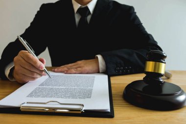 Avukat ofiste tabloda sözleşme kağıtları ile çalışma. Danışman avukat, avukat, mahkeme hakimi, kavram.