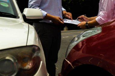 Sigorta acentesi taraflardan ödeme olarak talep sürecinde çalışıyor. Sigorta talep kavramı .