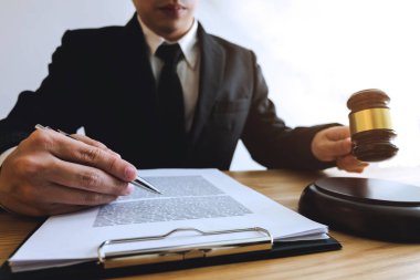 Avukat ofiste tabloda sözleşme kağıtları ile çalışma. Danışman avukat, avukat, mahkeme hakimi, kavram.