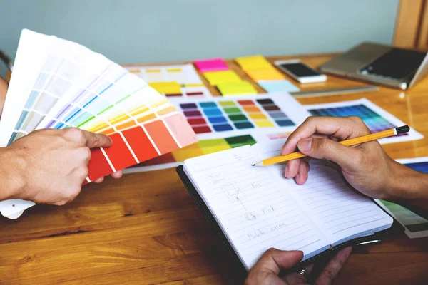 グラフィック デザイナーは デザインの色バンド サンプルから色を選択します 仕事のデザイナーのグラフィックの創造性の概念 — ストック写真
