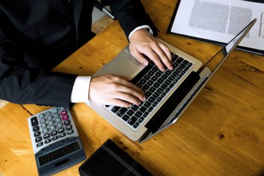 Dizüstü duruma piyasa değeri, iş kavramı kullanarak iş adamı