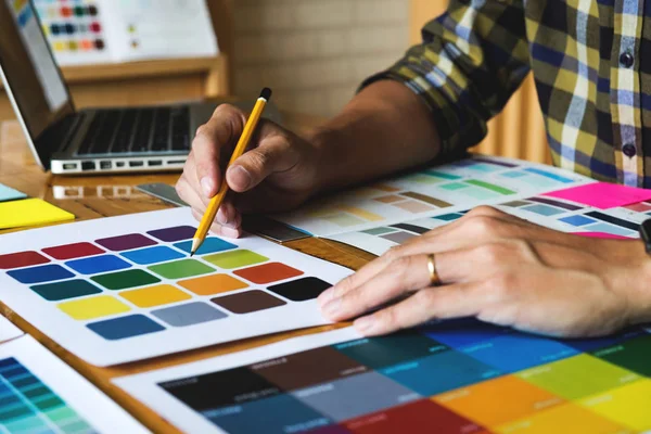 图形设计人员从颜色带样本中选择颜色以进行设计 设计师形象创意工作理念 — 图库照片