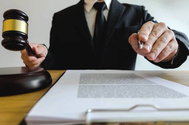 Avukat ofiste tabloda sözleşme müşteri ile çalışma. Danışman avukat, avukat, mahkeme hakimi, kavram.