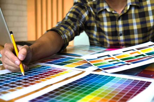 Grafiker Wählen Farben Aus Den Farbbändern Muster Für Design Designer — Stockfoto