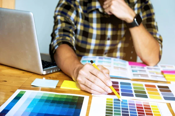 Grafiker Wählen Farben Aus Den Farbbändern Muster Für Design Designer — Stockfoto