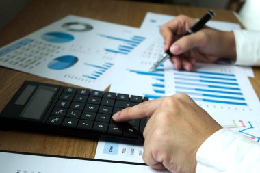 İş adamları earnigs iş performansı, iş kavramı hesaplamak .