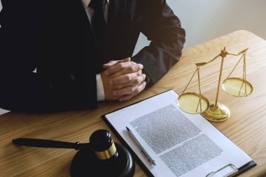 Ofiste tabloda çalışma avukat. Danışman avukat, avukat, mahkeme hakimi, kavram.