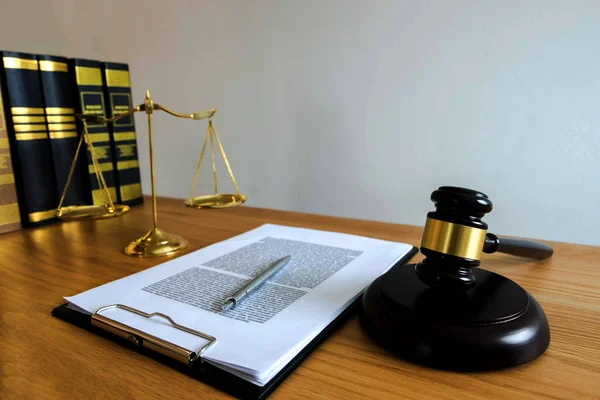 Fechar Conceito Lei Objeto Martelo Juiz Com Advogados Justiça Documentos — Fotografia de Stock