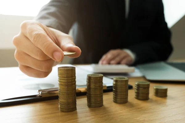 Hombre Negocios Recoge Monedas Mesa Cuenta Dinero Concepto Empresarial — Foto de Stock