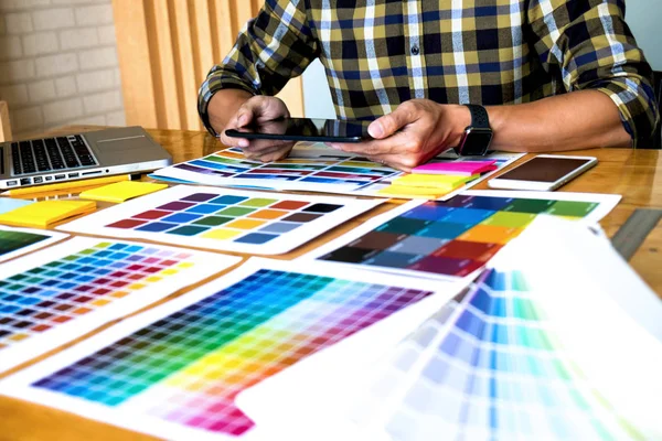 Graphistes Utilisent Tablette Pour Choisir Les Couleurs Barre Couleurs Exemple — Photo