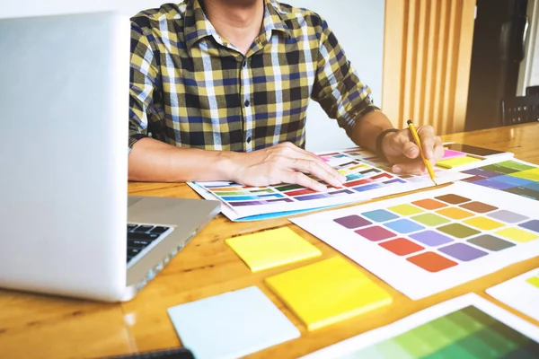 Grafik tasarımcıları tasarım için renk bantları örneklerinden renkleri seçin. Tasarımcı grafik yaratıcılık iş kavramı . 