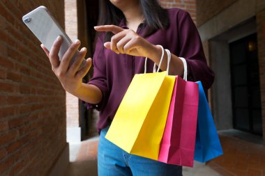 Smartphone için alışveriş online, alışveriş kavramı kullanan kadın.