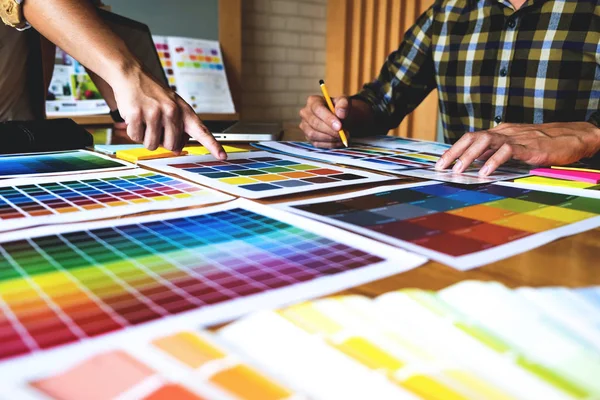 Los Diseñadores Gráficos Eligen Colores Las Muestras Bandas Color Para —  Fotos de Stock