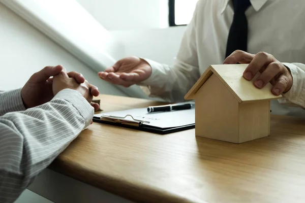 İş adamları ticaretle sözleşme yapar, ev kiralarlar. İş adamları sigortalı ev. İş konsepti.