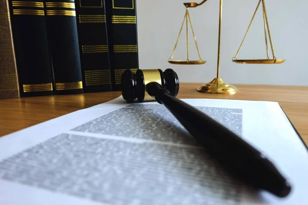 Nesne hukuk kavramı kapatın. Tokmak Yargıç adalet ile avukatlar ve tablo üzerinde çalışma belgeleri.