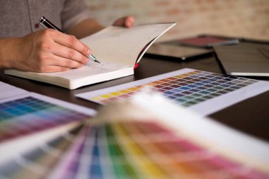 Grafik tasarımcıları tasarım için renk bantları örneklerinden renkleri seçin. Tasarımcı grafik yaratıcılık iş kavramı . 