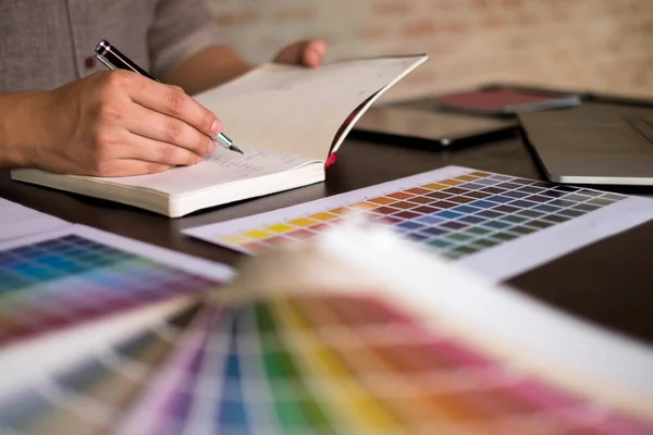 Grafiker Wählen Farben Aus Den Farbbändern Muster Für Design Designer — Stockfoto