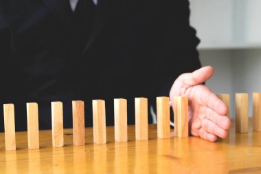 İş el iş başarısızlık engel domino sürekli devrilmiş anlamı durdurur. Bu iş başarısızlık kavram üzerinde durmak.