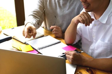 Öğrenciler konu kütüphane ek öğrenme ve öğretme arkadaş yardımcı olur. dizüstü eğitim için kullanma. eğitim kavramı.
