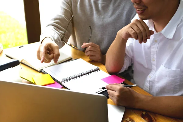 Los Estudiantes Ayudan Amigos Enseñar Aprender Asignatura Adicional Biblioteca Usando — Foto de Stock