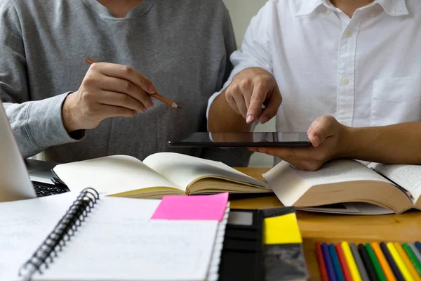 Estudantes Ajuda Amigo Ensino Aprendizagem Assunto Adicional Biblioteca Usando Tablet — Fotografia de Stock