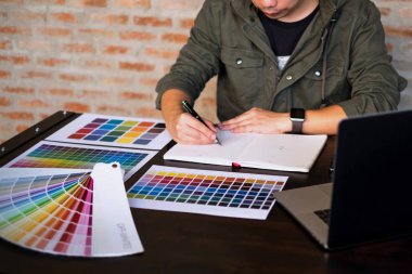 Grafik tasarımcıları tasarım için renk bantları örneklerinden renkleri seçin. Tasarımcı grafik yaratıcılık iş kavramı . 