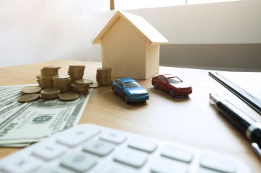 Gayrimenkul ile para alışverişini kapat. Araba ve ev ticareti sözleşmesi.