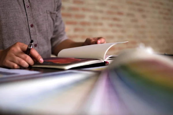 Los Diseñadores Gráficos Eligen Colores Las Muestras Bandas Color Para —  Fotos de Stock