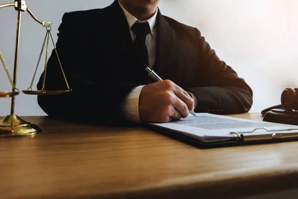 Avukat ofiste tabloda sözleşme kağıtları ile çalışma. Danışman avukat, avukat, mahkeme hakimi, kavram.