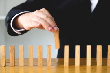 Eksik Domino doldurmak için Domino toplama iş adamları. Büyüyen iş kavramı.