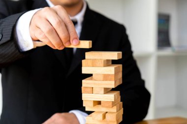 Eksik Domino doldurmak için dominoe blok seçmek iş adamları. Büyüyen iş kavramı.
