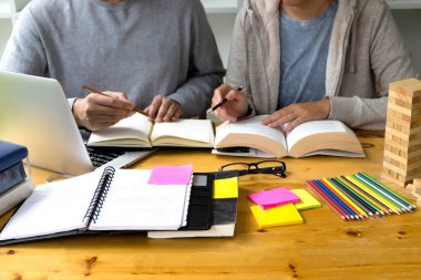 Öğrenciler konu kütüphane ek öğrenme ve öğretme arkadaş yardımcı olur. Eğitim kavramı.