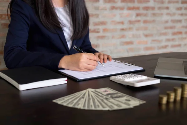 Geschäftsfrauen Kalkulieren Die Kosten Jeden Tag Das Geld Behalten — Stockfoto