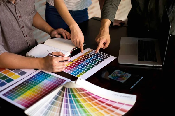 Los Diseñadores Gráficos Eligen Colores Las Muestras Bandas Color Para — Foto de Stock