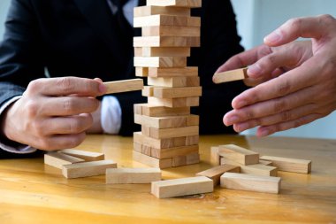 Eksik dominos doldurun ve domino başarısız korumak için domino taşları toplama iş adamları. Büyüyen iş kavramı.