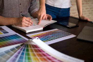 Grafik tasarımcıları tasarım için renk bantları örneklerinden renkleri seçin. Tasarımcı grafik yaratıcılık iş kavramı . 