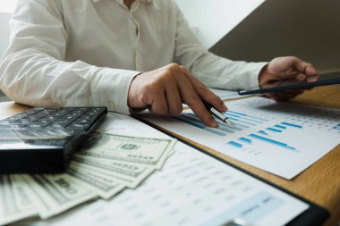  İşadamı tablet duruma piyasa değeri, iş kavramı kullanma.