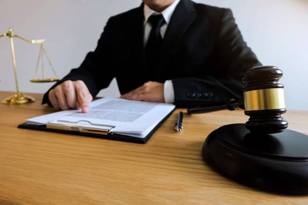 Lawyer Working Contract Papers Table Office Consultant Lawyer Attorney Court — Stock Photo, Image