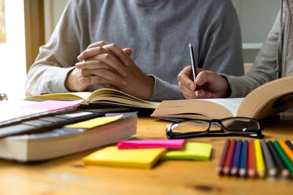 Los Estudiantes Ayudan Amigos Enseñar Aprender Asignatura Adicional Biblioteca Concepto —  Fotos de Stock