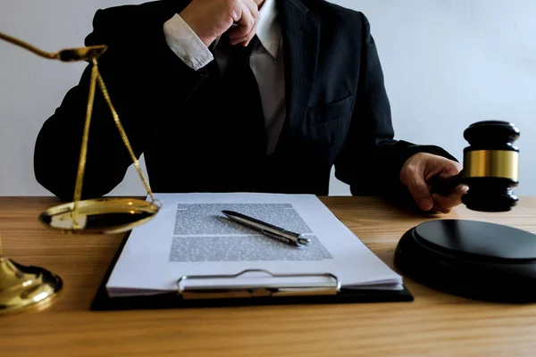 Richter Mit Hammer Auf Dem Tisch Rechtsanwalt Richter Tribunal Und — Stockfoto